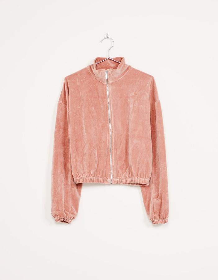Sudadera con cremallera, tejido de terciopelo y cuello perkins de Bershka (25,99€).