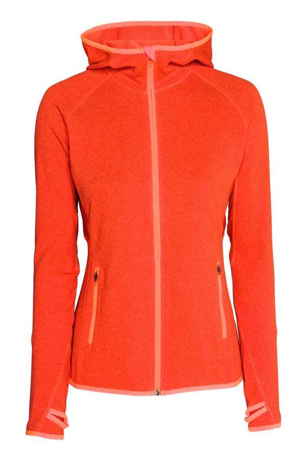 Sudadera polar de H&M con cuello alto y bolsillos (29,99€). Disponible en varios colores.