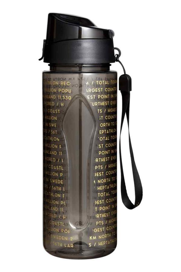 Botella de agua con tapa de H&M (9,99€). Disponible en dos colores.