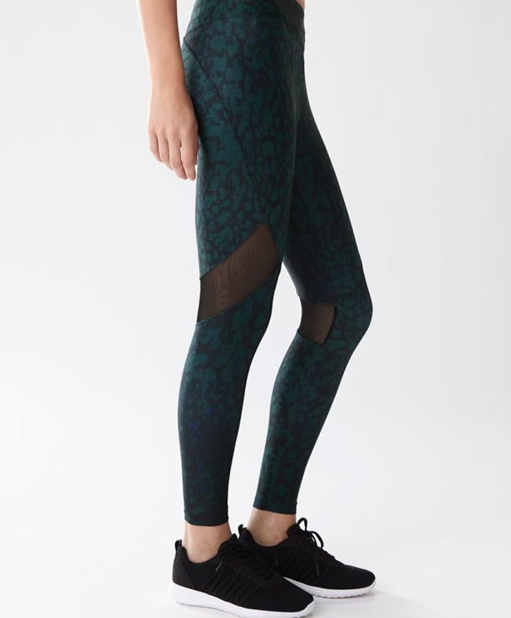 Leggins de Oysho con estampado de leopardo y franjas transparentes (25,95€).