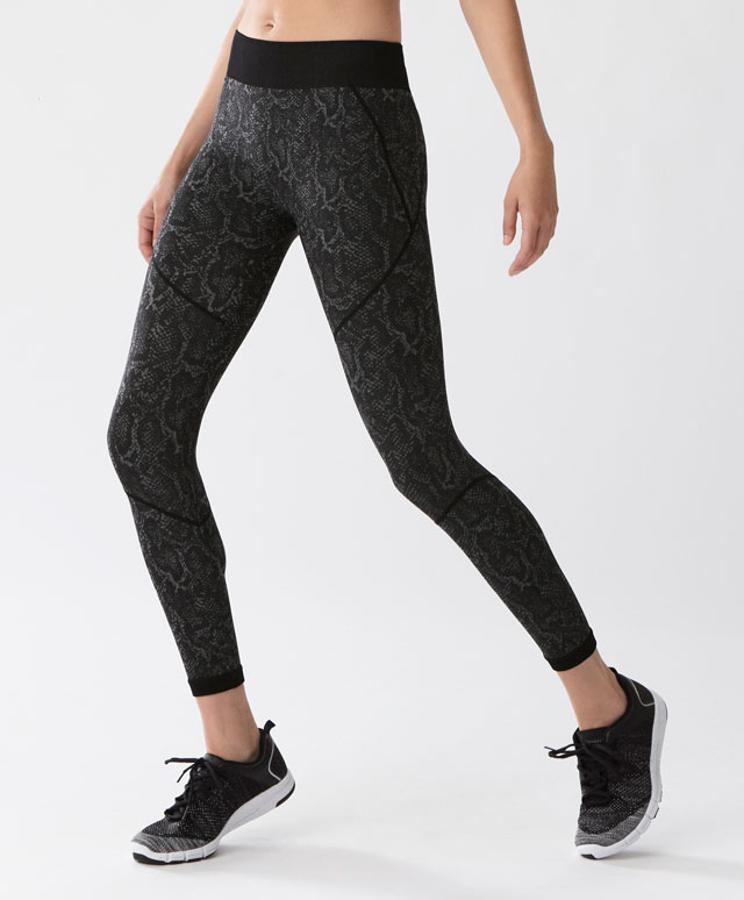 Leggins negros con estampado de Oysho (19,99€).