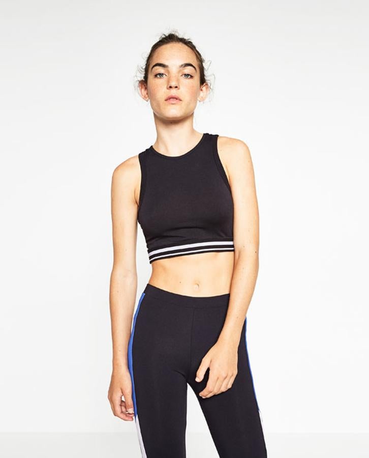 Top cropped elástico de Zara con detalles en blanco (5,95€).