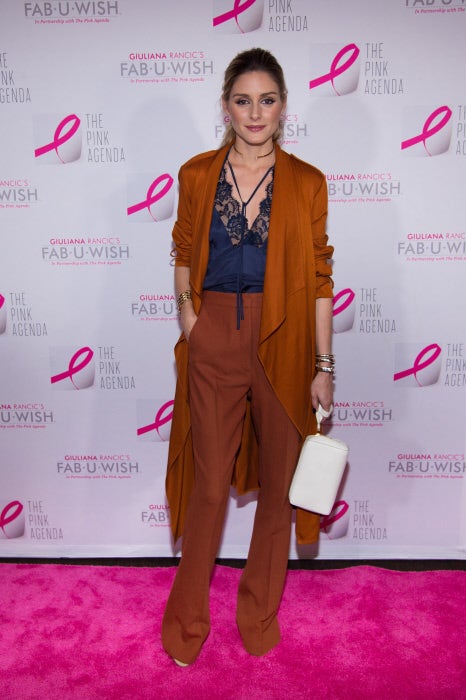 Con un conjunto de pantalón fluido y maxichaqueta en color teja y un top lencero azul klein, la blogger derrochó estilo en la gala The Pink Agenda.