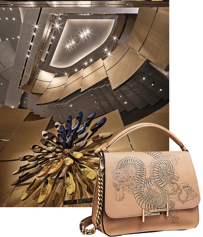 La inglesa Saira Hunjan (una estrella del mundo del tatuaje y la favorita de las celebrities) ha diseñado una colección de cinco bolsos Doble T para la reapertura de la tienda de Tods de Londres. www.tods.com.