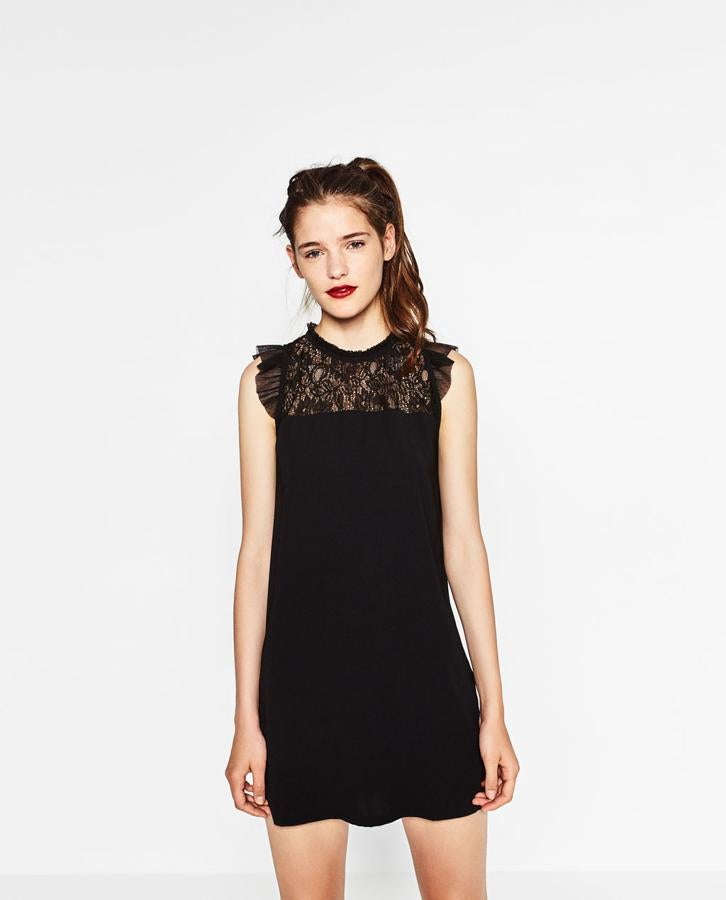 Vestido negro con transparencias de Zara (Precio: 29'95€)