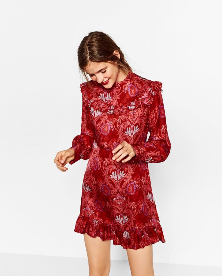 Vestido con estampado de tonos rojizos de Zara (Precio: 49'95€)