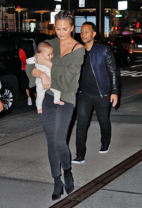 Un jersey grueso de escota pronunciado es suficiente para que la modelo luzca hombros de la manera más sensual y a la vez sencilla. Chrissy demostró que el off shoulder también es para el otoño.