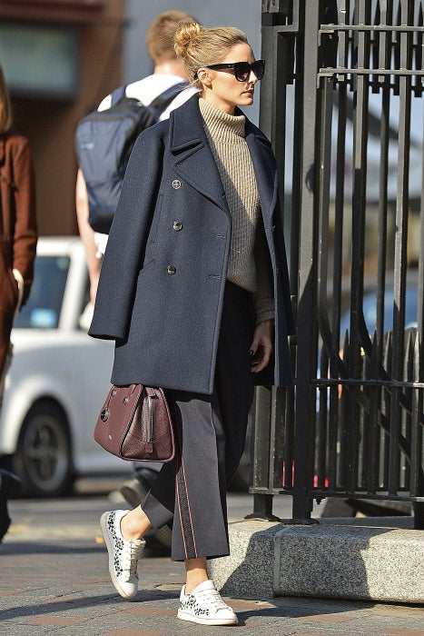 Fiel a su bailarinas y sus tacones de aguja, ver a Oliva Palermo con unas sneakers es una imagen insólita, pero pasó. Las suyas tiene un toque muy femenino gracias a los brillantitos. ¡Faltaría más!