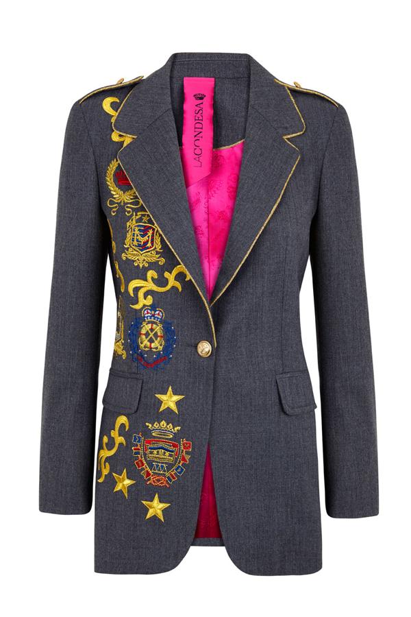 Chaqueta hecha en España con escudos y estrellas bordadas. Precio: 335 euros.