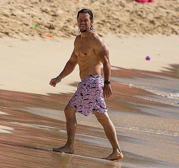 A sus 45 años, parece que el tiempo no pasa para Mark Wahlberg. Aquí le vemos presumiendo de bíceps y tríceps con un inenarrabla bañador mientras se encuentra de vacaciones en Barbados junto a su no menos espectacular mujer, Rhea Durham. Tal para cual.