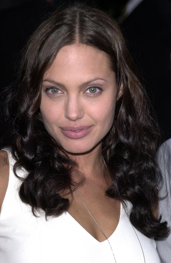 Aunque cuando era más joven Angelina Jolie sí que probó algún cambio de look más drástico, desde 2001 mantiene su melena castaña casi inalterable, salvo por exigencias del guión.