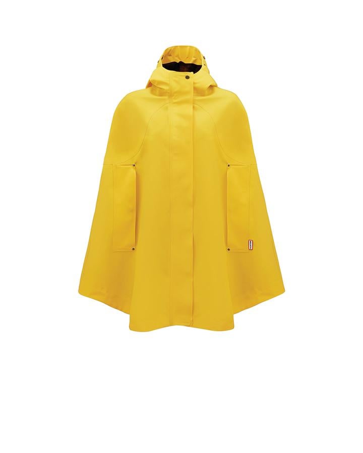 La firma acaba de lanzar su colección textil en nuestro país. Con esta capa no pasarás desapercibida. precio: 340 euros.