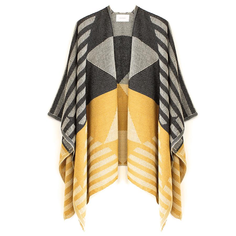 La firma catalana aporta color al invierno con un poncho gris con detalles en amarillo, perfecto para los días en los que aún no han bajado mucho las temperaturas.