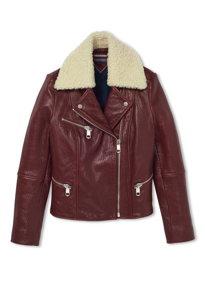 Con cuello de borreguito y de piel. Precio: 499 euros.