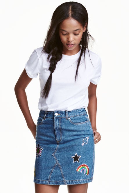 Este otoño te hartarás de ver prendas denim con bordados, parches y pines. ¡Que no se te escape esta falda! Está rebajada de 29,99 euros a las 11,99 euros.