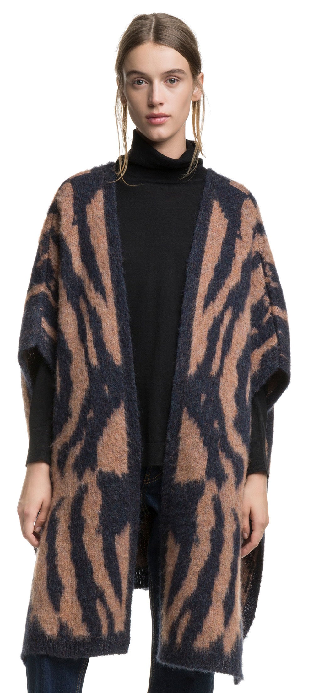 Con print animal y de lana. Está rebajado de 135 a 81 euros.