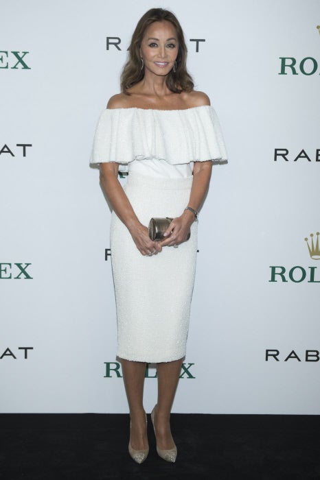 De blanco nieve se vistió la socialité para un evento de Rolex. Tanto la falda como el top off shoulder le favorecían muchísimo.