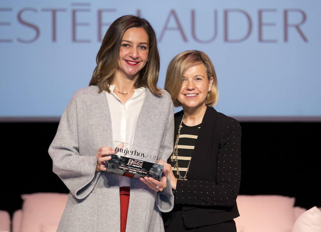 En la categoría de Base de Maquillaje, el premio ha sido para Double Wear Maquillaje de Base To Go de Estée Lauder. Marta Díaz, directora de comunicación y relaciones públicas de Estée Lauder, ha recogido el galardón de manos de Charo Carrera, directora de Mujerhoy.