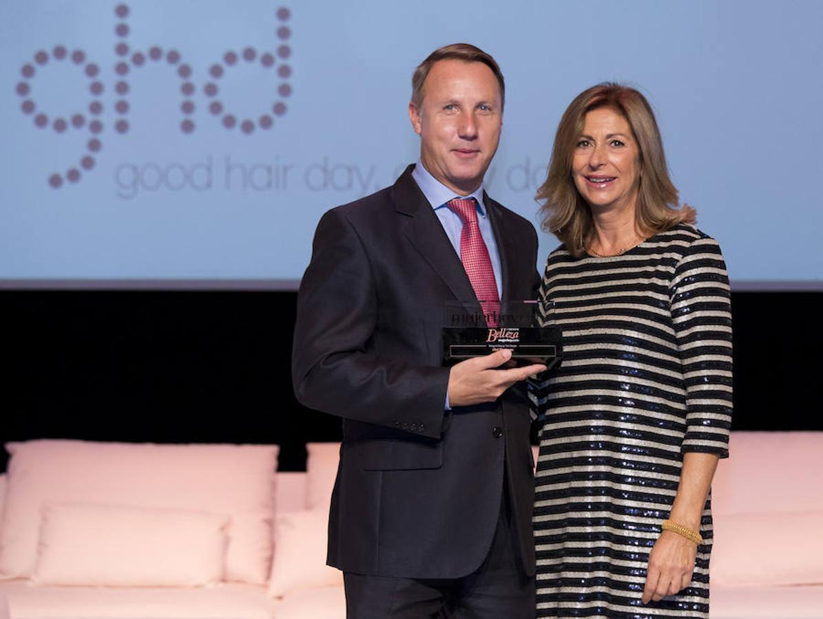 En la categoría de Beauty Tech Gadgets el premio ha sido para ghd platinum. Thys Niermeyer, director general de ghd España, ha sido el encargado de recoger el galardón de manos de Liliana Maguregui, directora comercial del área de revistas de CM Vocento.