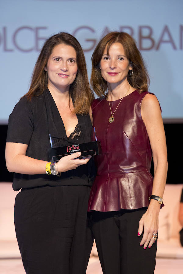 En la categoría de Colorido, el premio ha sido para la barra de labios Sophia Loren Nº1 de Dolce&Gabbana. Ana Gómez Botas, RRPP de Dolce & Gabbana Beauty ha recogido el premio de manos de Laura Ruiz de Galarreta, directora de operaciones y relaciones instituciones de Taller de Editores.