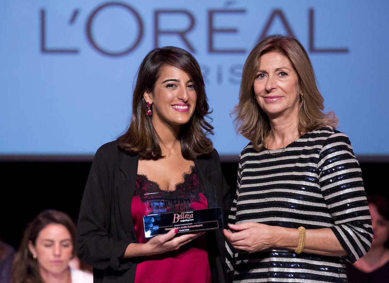 En la categoría de Tratamiento Cabello, el premio ha sido para el Champú Elvive Arcilla Extraordinaria de L'Oréal Paris. Divya Daswani, Group Manager HairCare & Styling en L'Oréal, ha recogido el galardón de manos de Liliana Maguregui, directora comercial del área de revistas de CM Vocento.