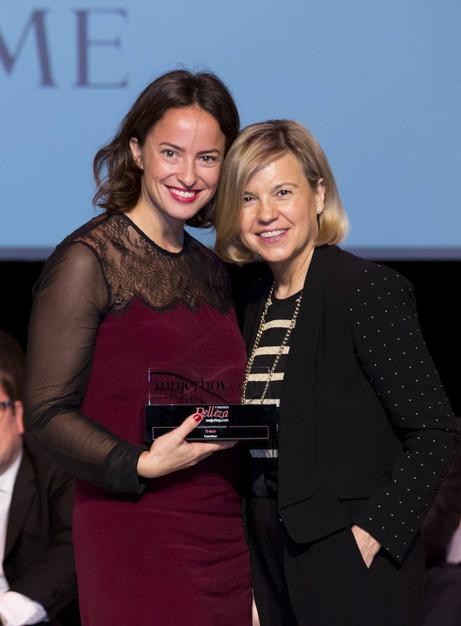 La redacción de Mujerhoy ha entregado el Premio Especial Perfume Icono a Trésor de Lancôme. En la imagen: Charo Carrera, directora de Mujerhoy y Eva Peláez, directora de marketing de Lancôme.