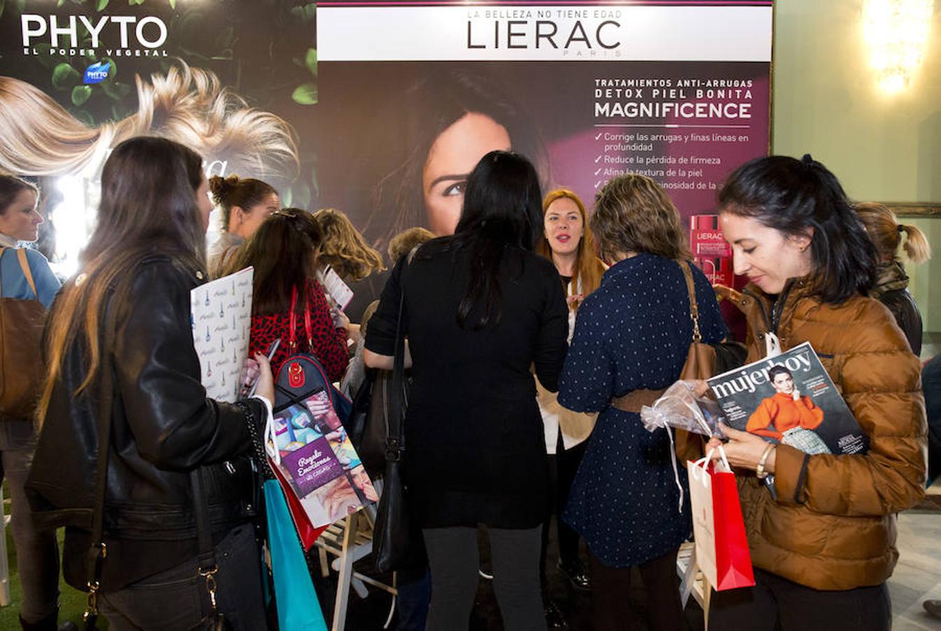 En el stand de Lierac las asistentes pudieron descubrir el mejor tratamiento para su piel y participaron en el sorteo de tres estupendos lotes de productos.