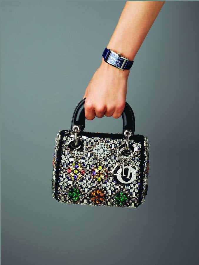 Reloj Imante, con caja de acero y correa en piel de cocodrilo azul cobalto, de Suarez; y bolso Mini Lady Dior, en satén negro con bordados de cristal y perlas, de Dior.