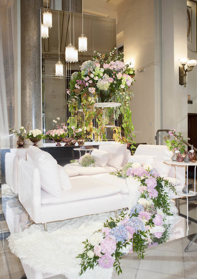 Alfombras de flores, divanes, plantas, y frascos de cristal en la entrada del Círculo de Bellas Artes, decorado por Ikea, para recibir a todas las visitantes al Beauty Day de Mujerhoy.