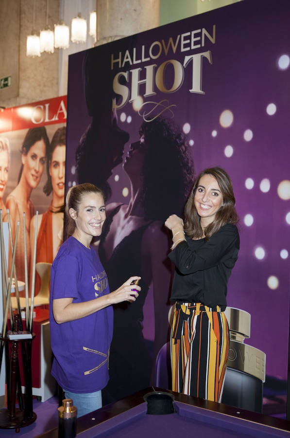 En el espacio de Halloween nos presentaron sus nuevas fragancias y las que se atrevieron pudieron echar una partida de billar.