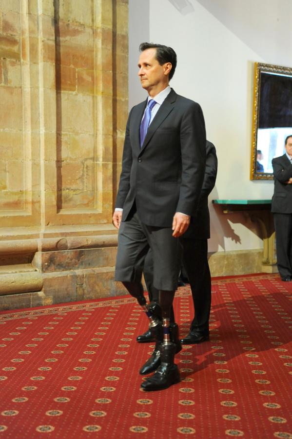 De Hugh Herr, líder mundial en biónica y biomecánica, el rey ha resaltado su capacidad de superación. Ha puesto en práctica sus investigaciones en sí mismo y, como ha recalcado Felipe VI, "ha hecho soñar con la vida a muchas personas".