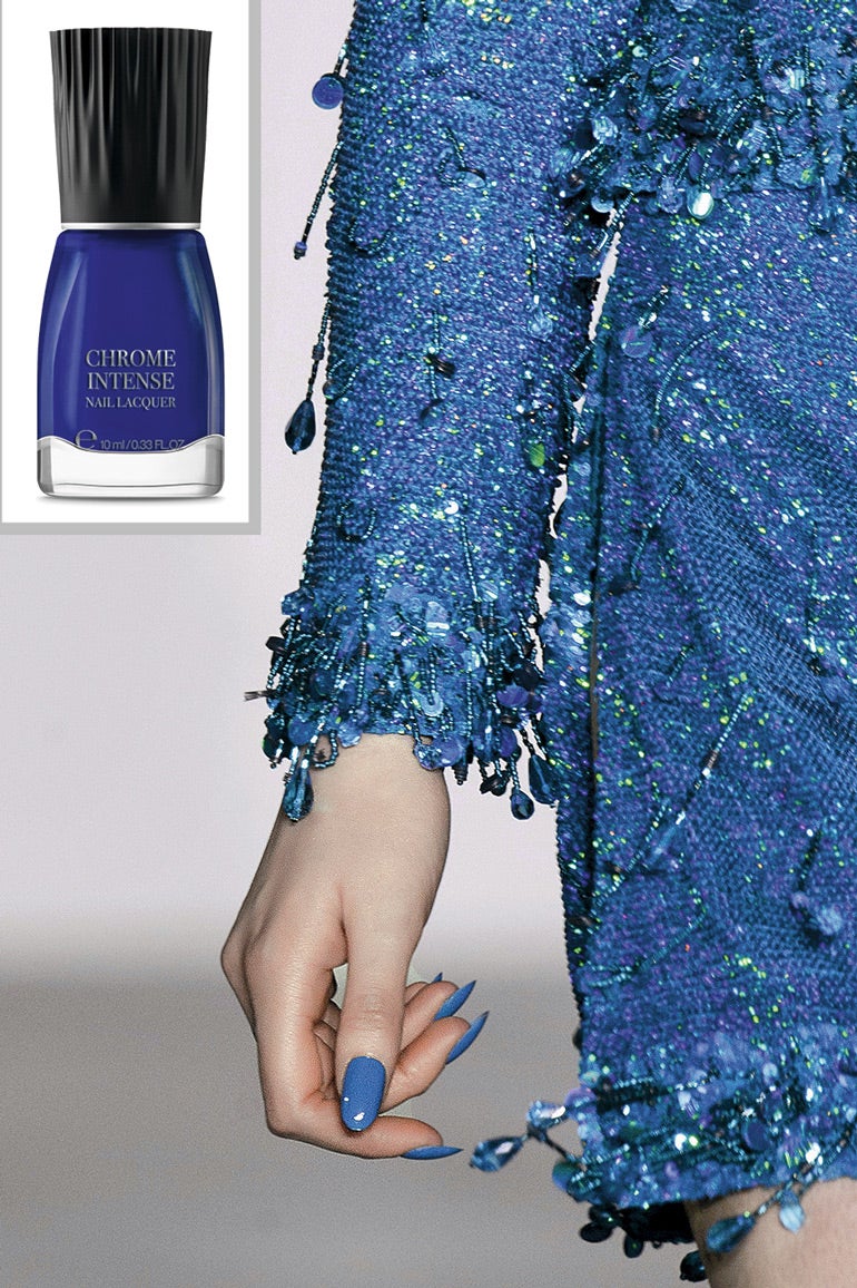 Los colores primarios en uñas largas no parecen cuajar. Y, sin embargo, el planteamiento lúdico del look total de Ashish sobre la pasarela es una de las mejores ideas para copiar este otoño. Nosotros te proponemos que sustituyas el azul añil por un cromado intenso. Laca de uñas Chrome Intense de Kiko Milano (5,90 €). Desfile de Ashish