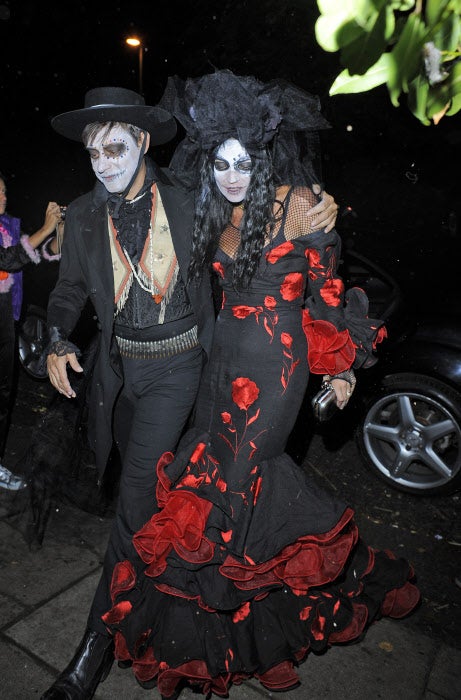 Kate Moss y Jamie Hince, cuando aún se querían, se lo pasaban así de bien en Halloween. ¿Su inspiración? La tradición mexicana de la noche de los muertos.