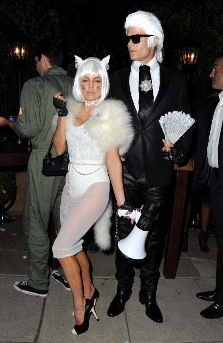 Fergie y Josh Duhamel de Karl Lagerfeld y acompañante. ¿Terrorífico? Quizá un poco...