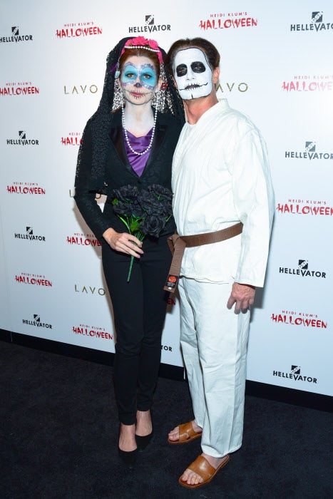 La tradición mejicana del culto a los muertos está de moda en Hollywood. Y para muestra, otro ejemplo más, esta vez con los disfraces de Kyle MacLachalan y Desiree Gruber.