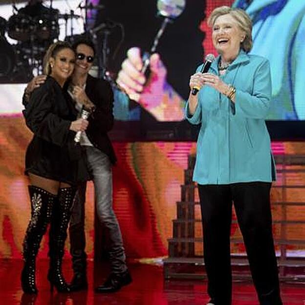 JLo y Marc Anthony, abrazados junto a Hillary Clinton