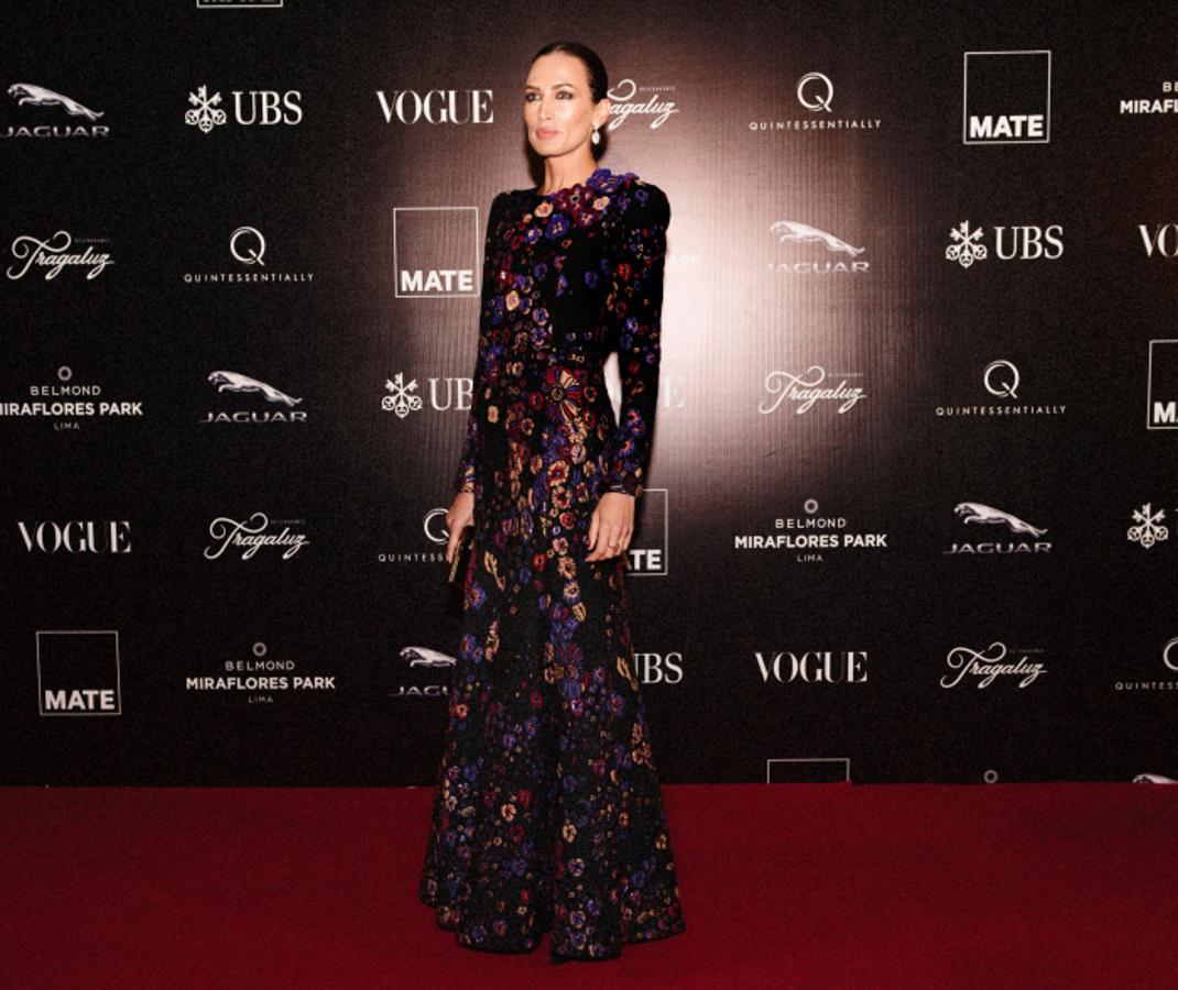 Acudió a la fiesta benéfica del MATE y se enfundó un look creado por Víctor Blanco compuesto por un vestido de estampado floral de Andrey GN, sandalias de Stuart Weizman, un clutch de Yliana Yepez y joyas de Bulgari.