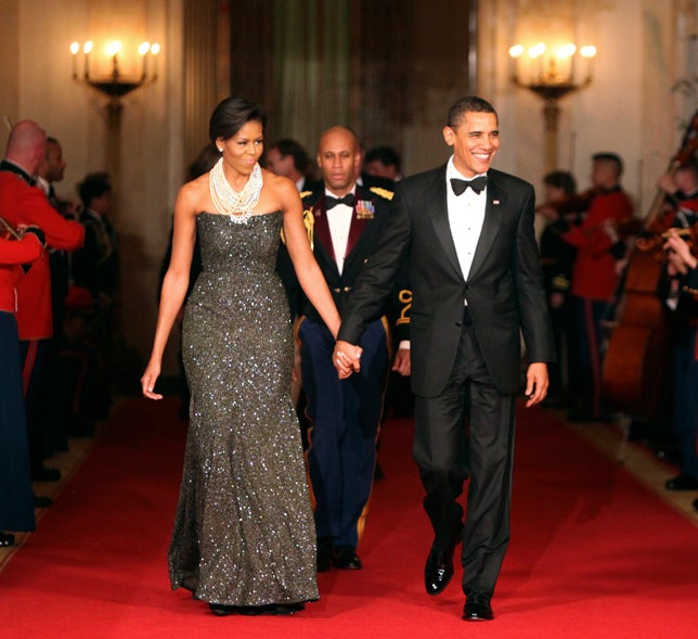 Para la cena del Gobernador posterior a los Oscar 2009, Michelle Obama brilló como una estrella con este diseño palabra de honor de Peter Soronen. De nuevo el maxicollar está de más...