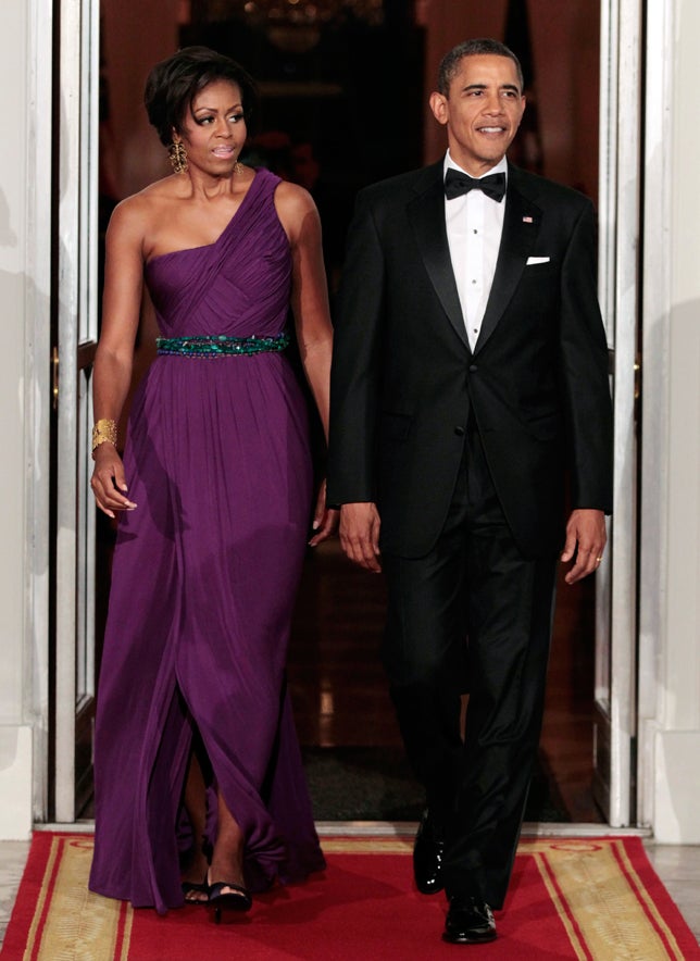 Una recepción con el Primer Ministro de Corea del Sur y su mujer fue la ocasión perfecta para que Michelle Obama luciera este vestido en gasa plisada púrpura de Doo Ri Chung.