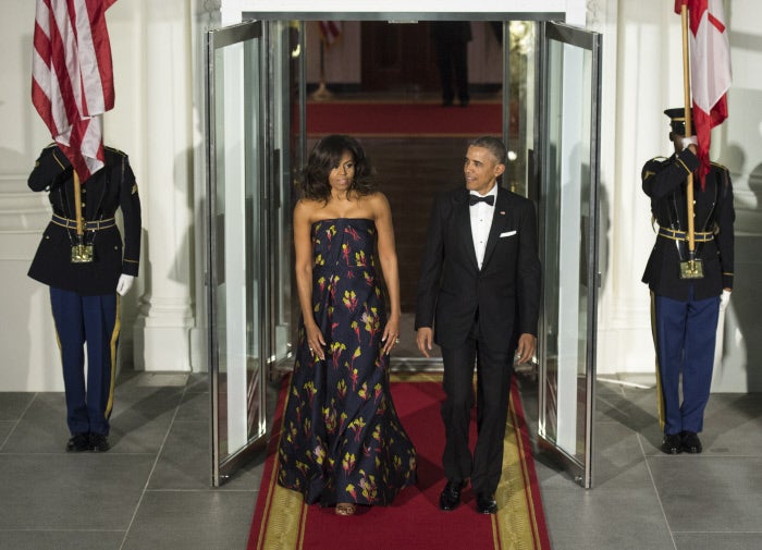 En la cena de honor al Presidente de Canadá en marzo de 2016 Jason Wu volvió a ser el elegido para firmar este vestido en jacquard estampado con escote palabra de honor.
