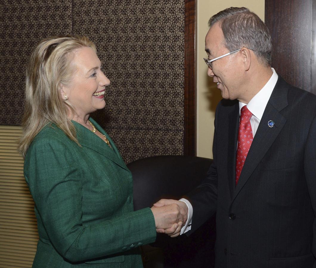 Como Secretaria de Estado, Hillary Clinton se implicó a fondo en la cuestión israelí-palestina. Aquí le vemos conversando con el Secretario General de las Naciones Unidas, Ban Ki Moon.