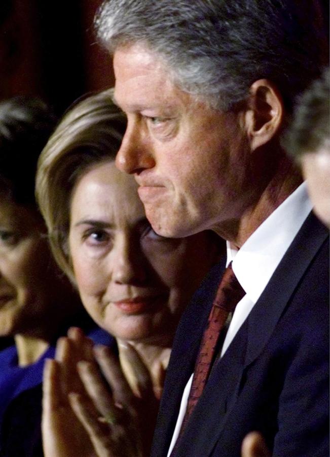 Hillary Clinton aplaude a Bill Clinton durante el peor momento del mandato de Bill, que a punto estuvo de costarle el cargo de Presidente: el escándalo Monica Lewinsky en 1998. Esa infidelidad, ocurrida en 1997, marcaría ya para siempre la relación entre ambos, a pesar del apoyo público mostrado siempre por Hillary.