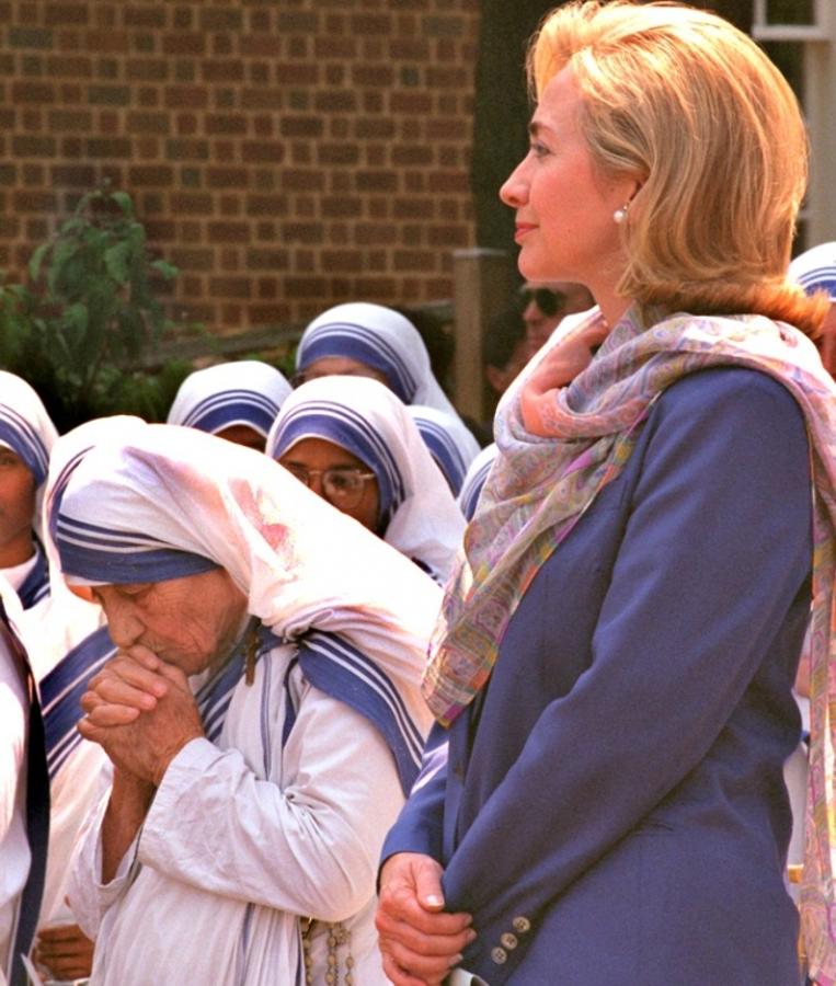 Durante su etapa como Primera Dama (1993-2001) Hillary Clinton tuvo la oportunidad de conocer a personajes tan destacados como la Madre Teresa de Calcuta, a quien recibió en la Casa Blanca el 19 de junio de 1995.