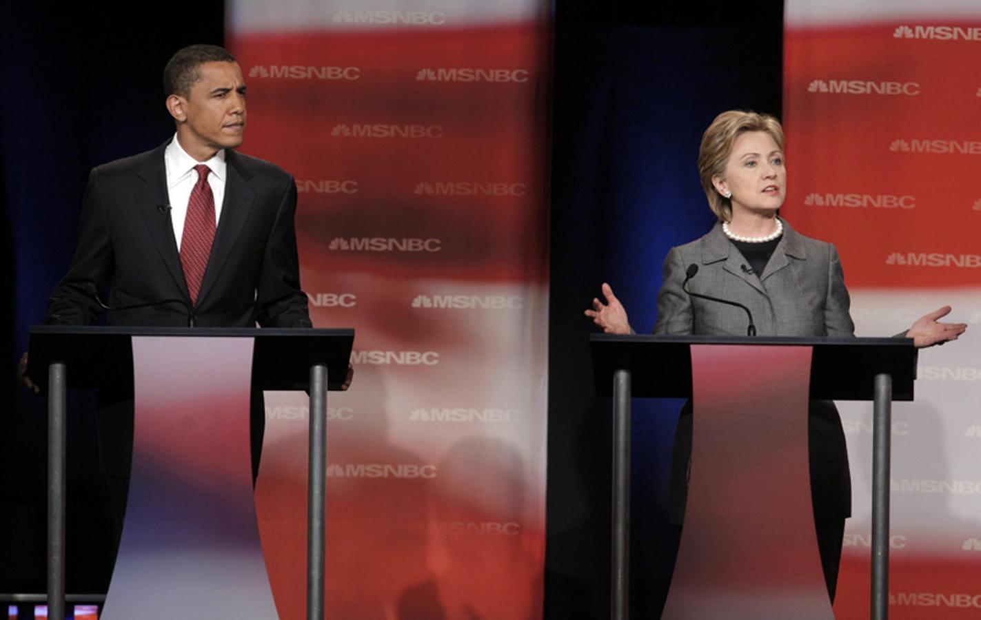 El 20 de enero de 2007 Hillary Clinton anunció que se presentaba a la carrera por la nominación del Partido Demócrata como candidata a Presidenta de Estados Unidos para la campaña presidencial de 2008. Por delante quedarían muchos meses de dura campaña, enfrentándose con otros candidatos demócratas como Barack Obama. Aquí vemos a ambos durante un debate el 26 de abril de 2007.