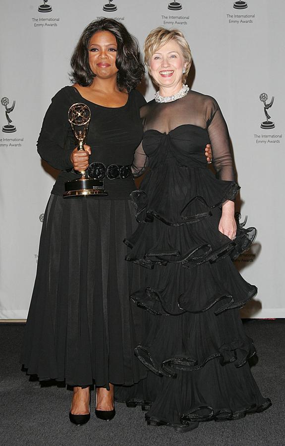 Después de la salida de Bill y Hillary Clinton de la Casa Blanca, la ex Primera Dama optó por un perfil bajo como Senadora de Estados Unidos. Aquí la vemos junto a Oprah Winfrey durante la gala de los Emmy de 2005.