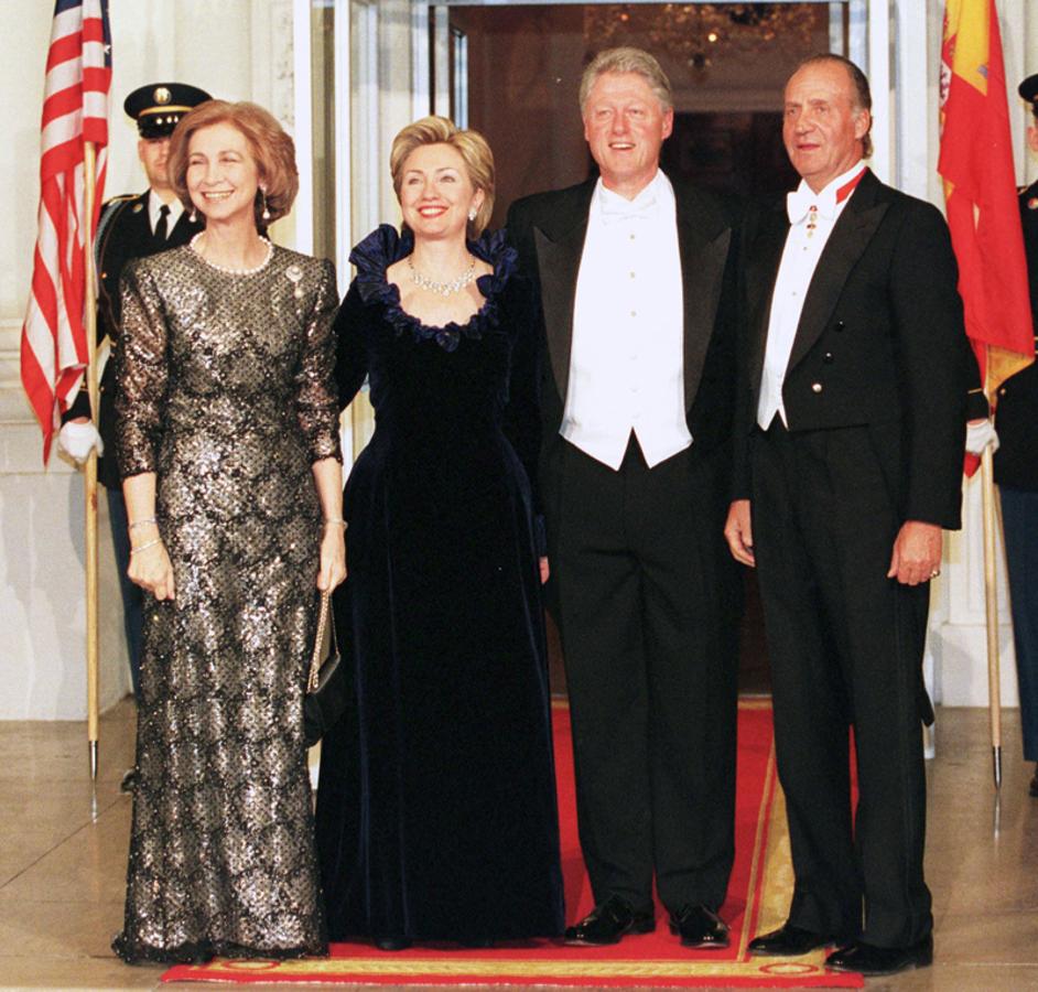 La Reina Sofía, Hillary Clinton, Bill Clinton y el Rey Juan Carlos I posan ante los medios el 23 de febrero de 2000 durante la visita de los Reyes de España a la Casa Blanca.
