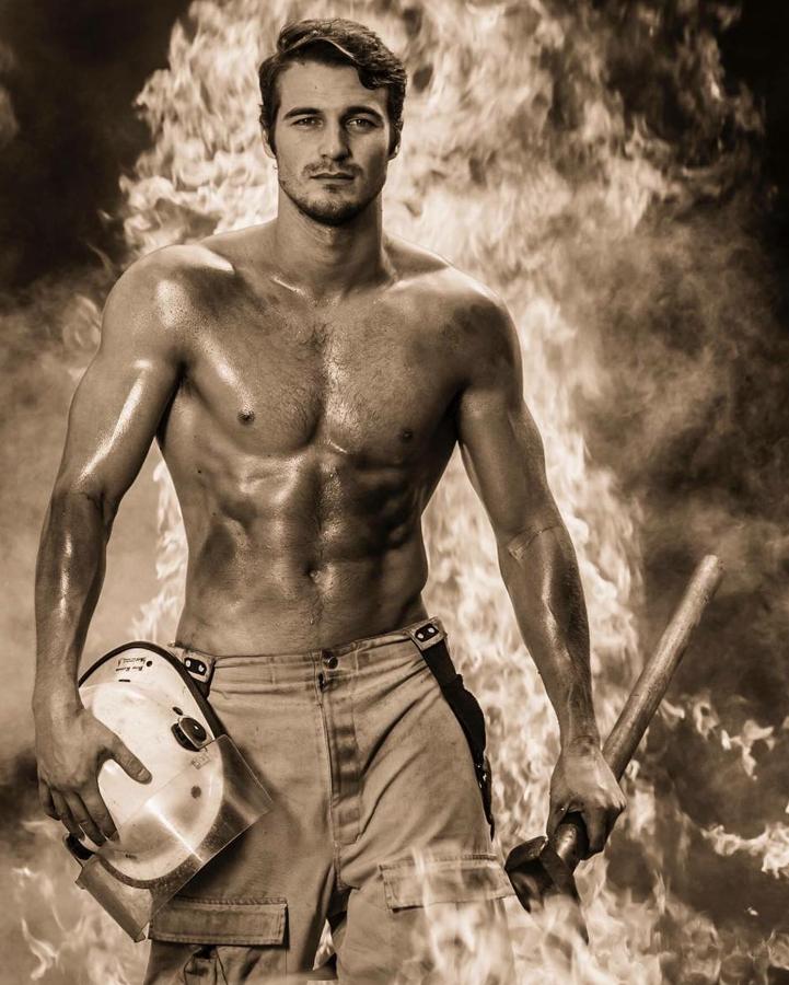 Nos quedamos más tranquilas sabiendo que nos va a rescatar un bombero tan en forma como el de la imagen.