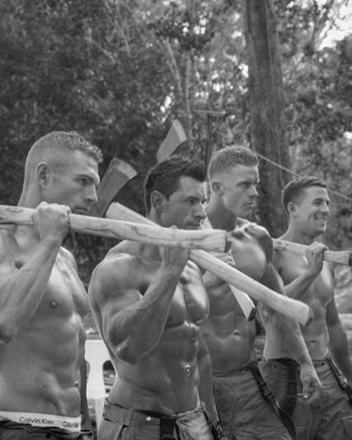 ¿Qué se te acaban los pellets de tu estufa? No hay problema, que nos manden a uno de estos bomberos australianos a cortar un poco con su hacha.