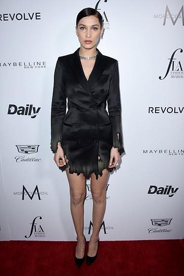 Bella Hadid 'gotificó' su look working girl de americana y falda con un maquillaje tan tenue como fantasmagórico.