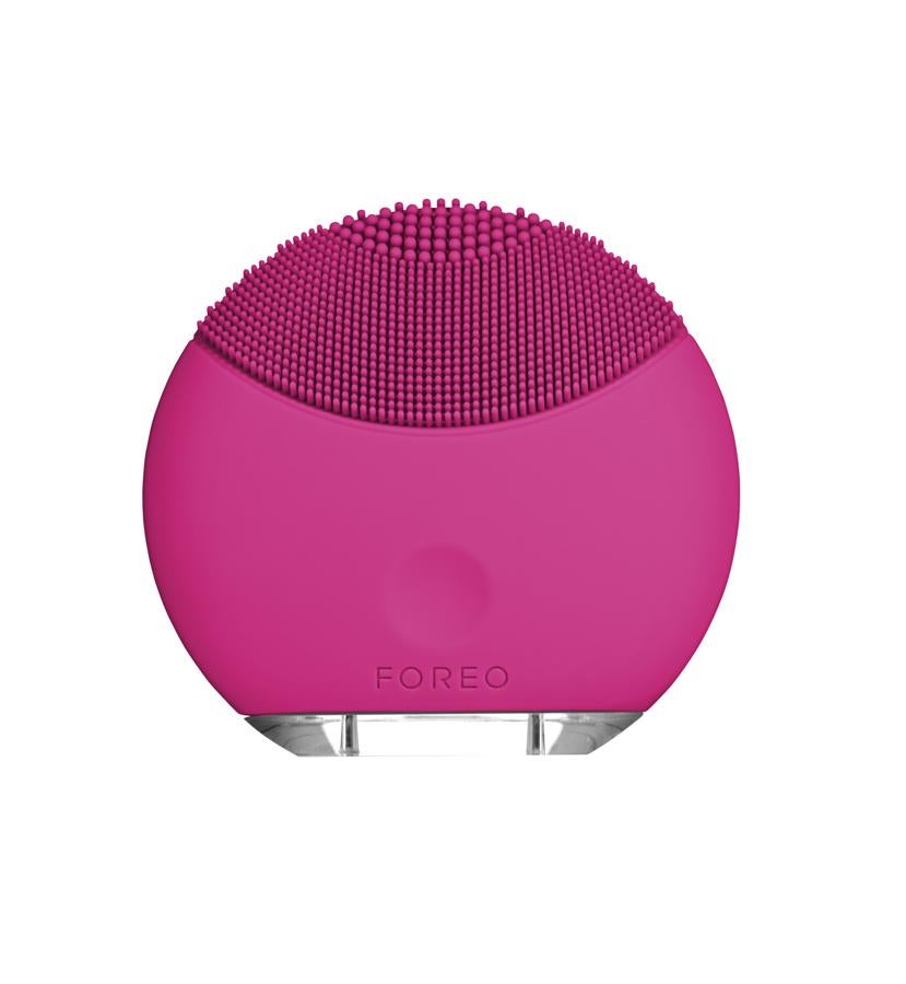 Un pequeño y so­fisticado dispositivo de limpieza facial con exclusivos filamentos de silicona que se adaptan a todo tipo de piel. Para una piel más tersa y luminosa, con un aspecto más joven a partir del tercer día de uso. Su limpieza suave y profunda es comparable con disfrutar de un mini tratamiento de belleza, mientras limpia los poros de las impurezas que causan imperfecciones en la piel. (119€ www.foreo.com/es).